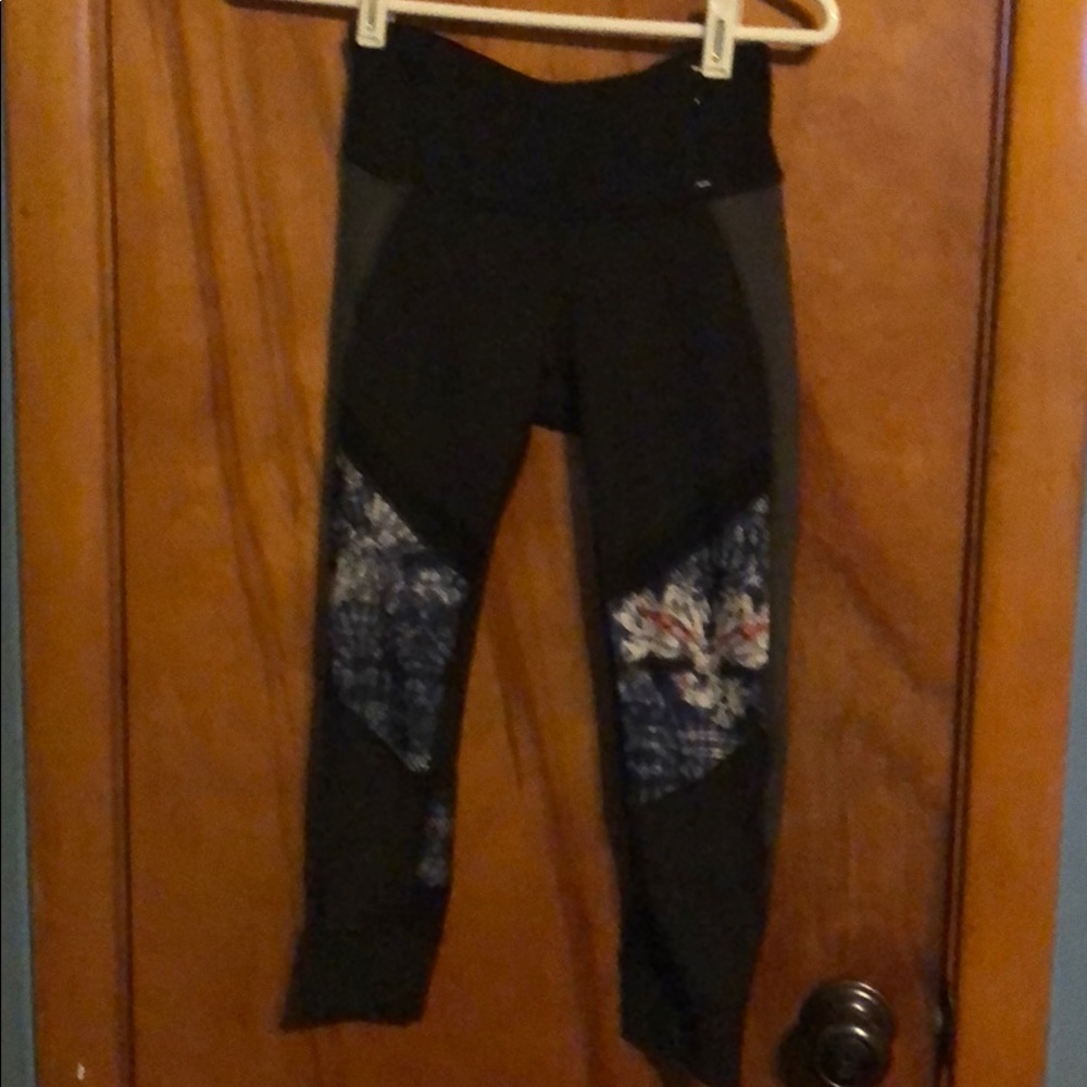 Calia by Carrie Underwood cropped leggings